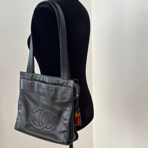 Chanel Rare Vintage Black Leather Shoulder Bag - Picture 11 of 11